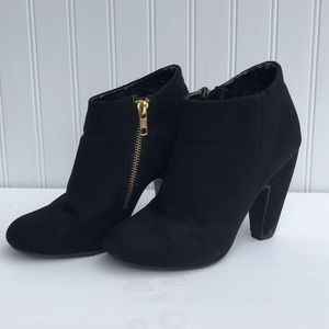 Black booties with Golden zipper🔥